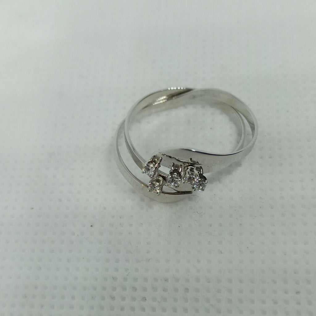 Anello ondulato moderno in oro bianco 18 kt con zirconi.