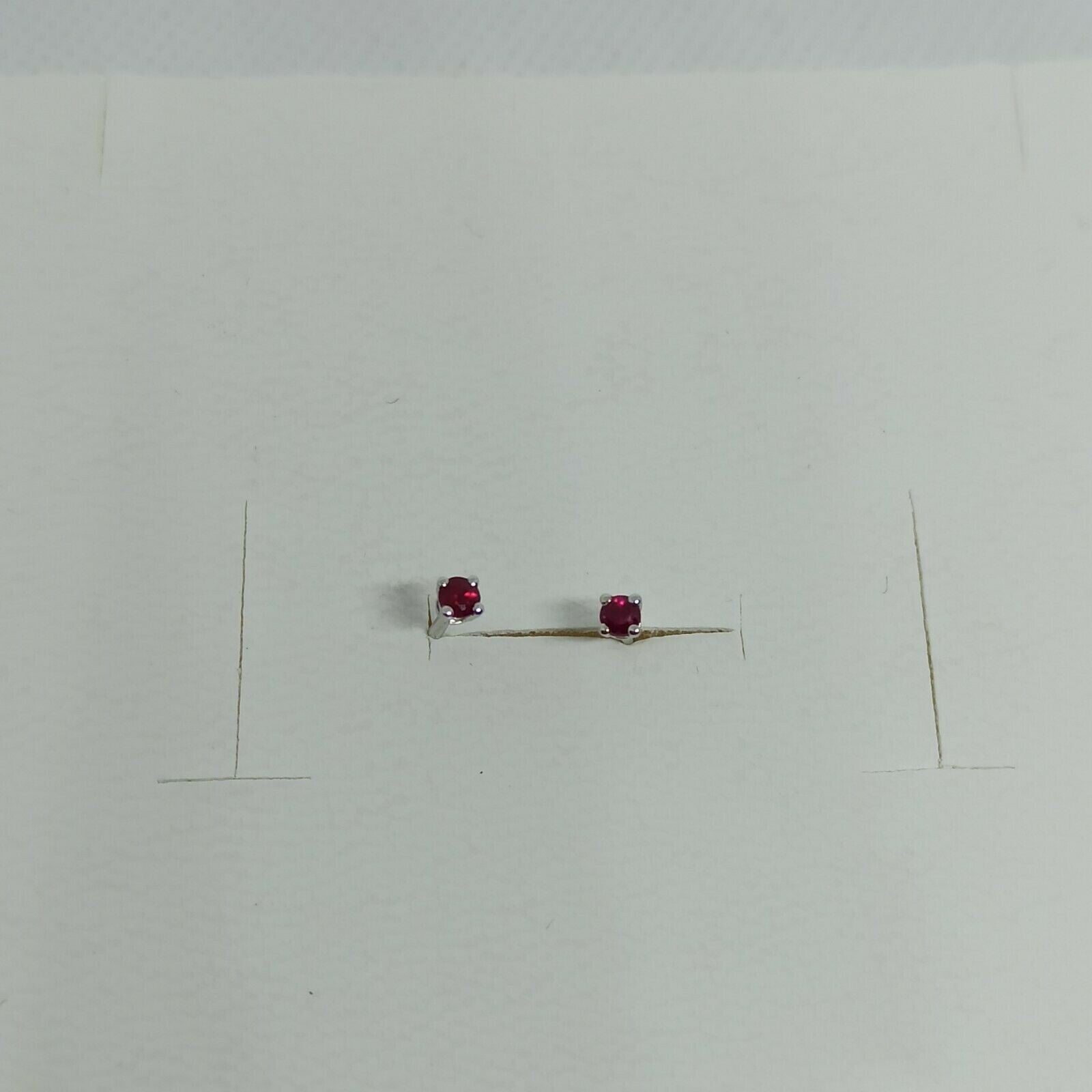 Orecchini punto luce in oro bianco  18 kt  con rubino ct 0,20.