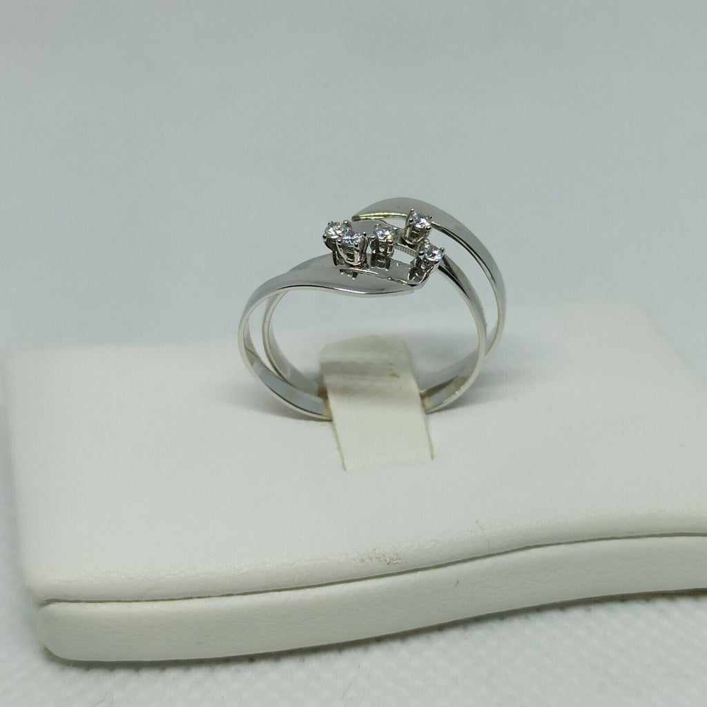 Anello ondulato moderno in oro bianco 18 kt con zirconi.