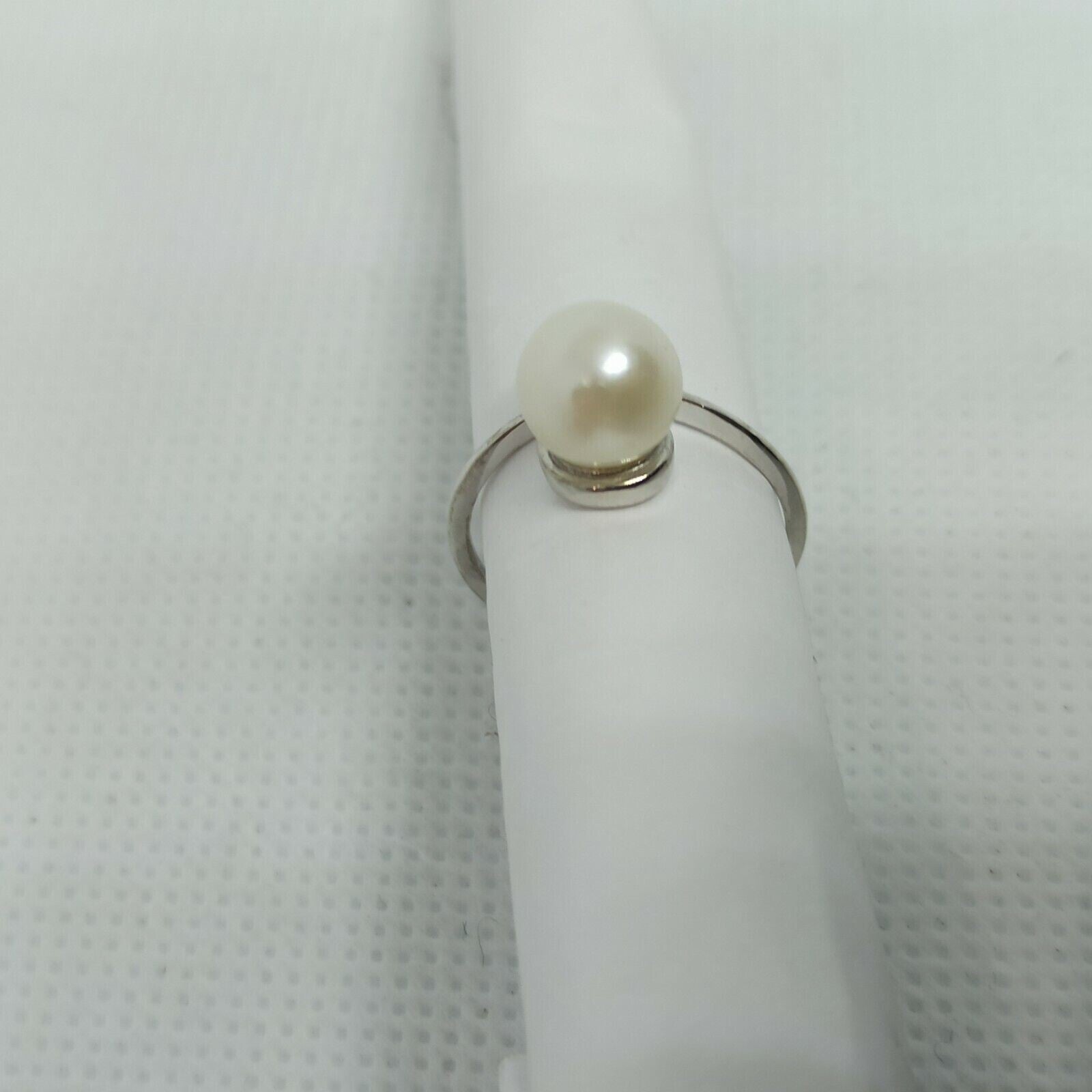 Anello in oro 18 kt  perla naturale d'acqua dolce 8-8/5 mm.