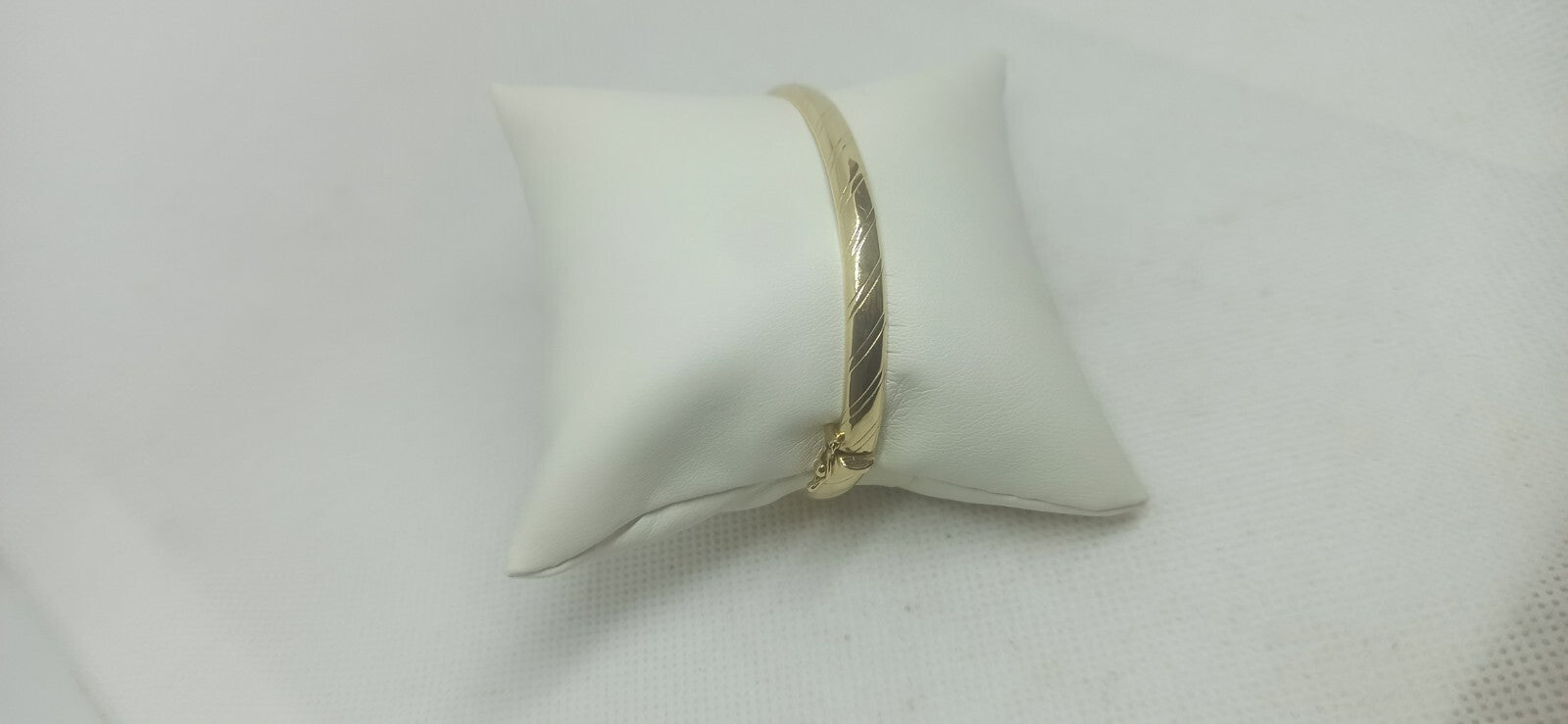 Bracciale Ovale rigido alla schiava oro giallo 18 kt lucido con incisioni donna