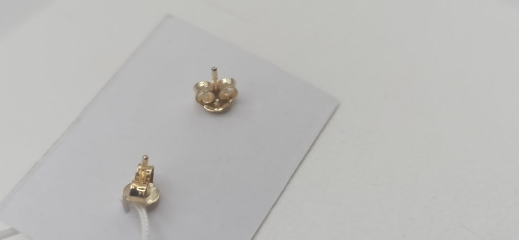 Orecchini in oro giallo lucido  9 kt con fiori e smalti bianchi e rosa.