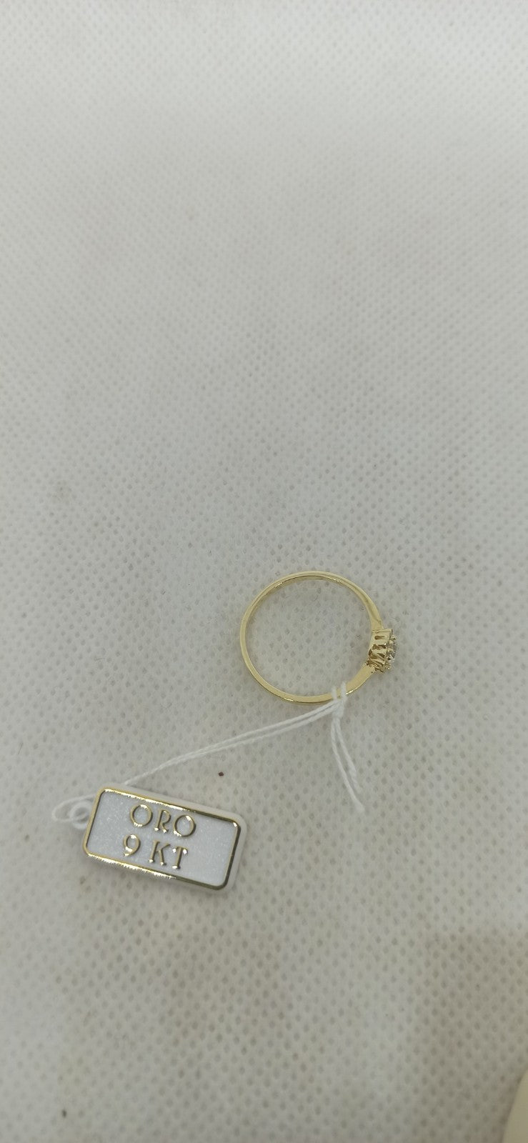 Anello solitario  in oro giallo 9  kt con zirconi.