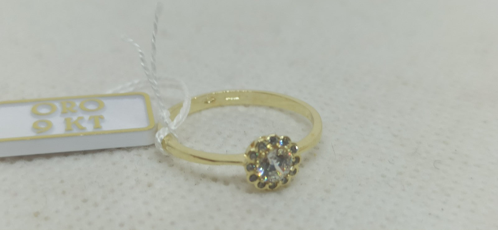 Anello solitario  in oro giallo 9  kt con zirconi.