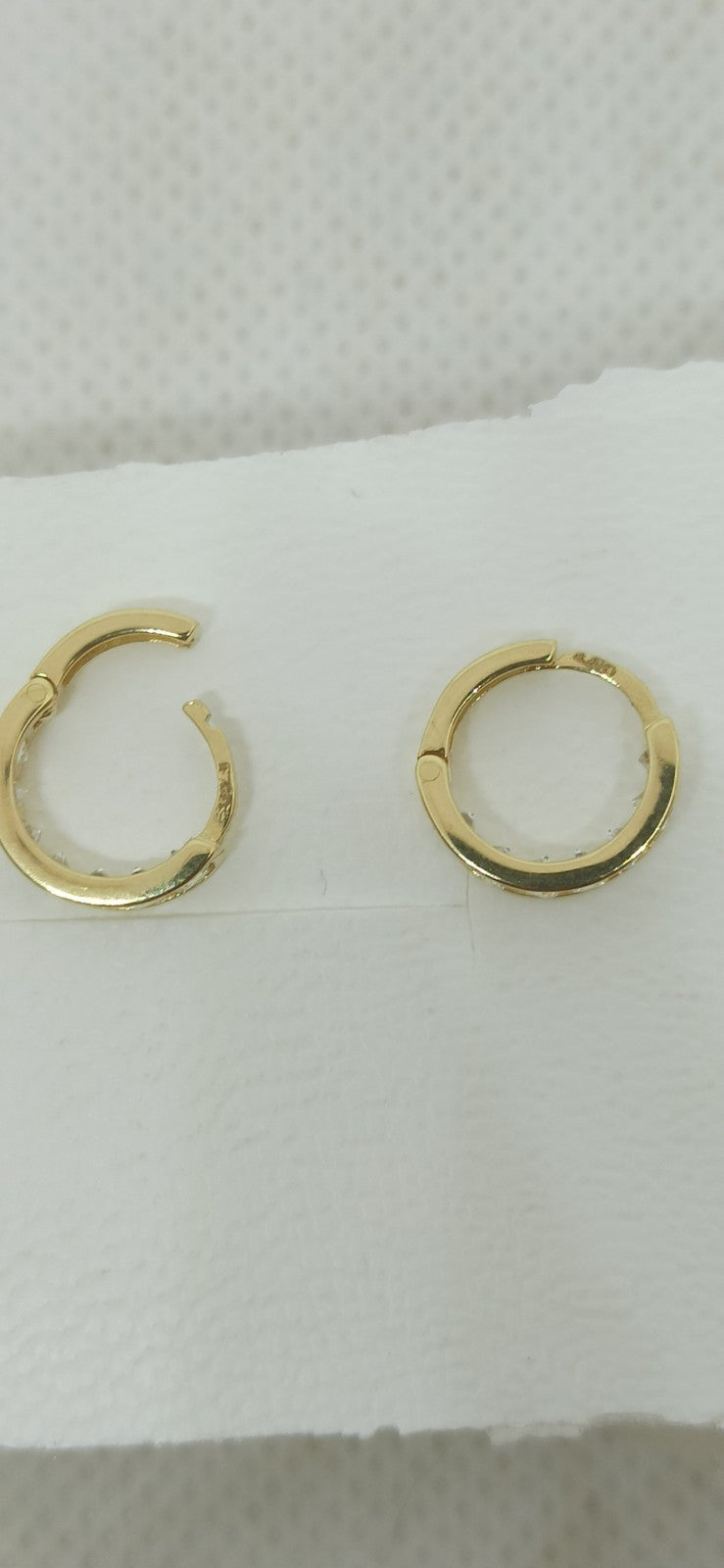 Orecchini cerchi in  oro giallo 18 kt lucido e zirconi bianchi .