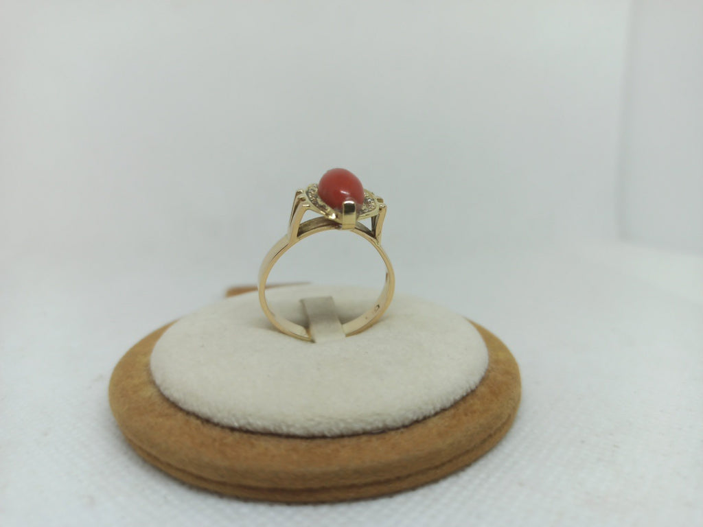 Anello da donna oro giallo 18 kt con corallo rosso del mediterraneo e diamanti .