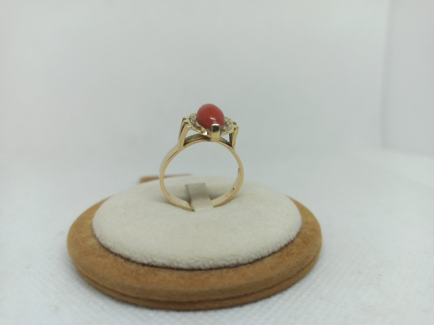 Anello da donna oro giallo 18 kt con corallo rosso del mediterraneo e diamanti .