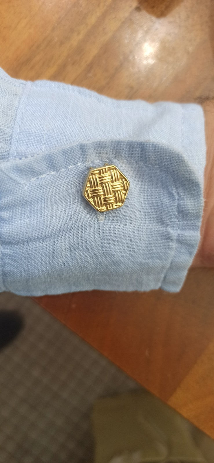 Copribottone Per Camicia Forma Esagonale  In Oro Giallo 18 Kt Lucido Lavorato.