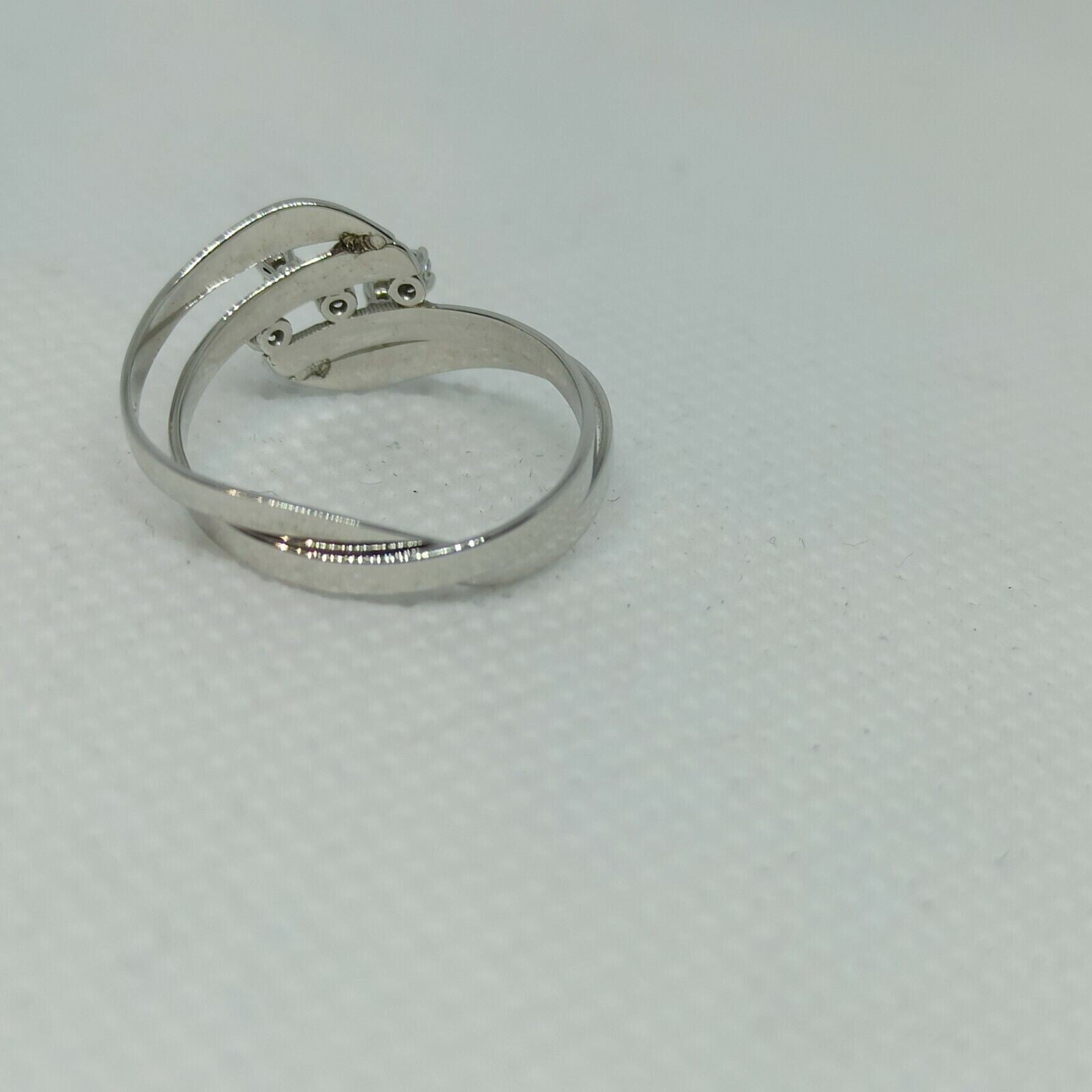 Anello ondulato moderno in oro bianco 18 kt con zirconi.