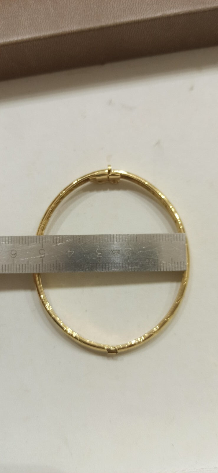Bracciale Ovale rigido alla schiava oro giallo 18 kt lucido con incisioni donna