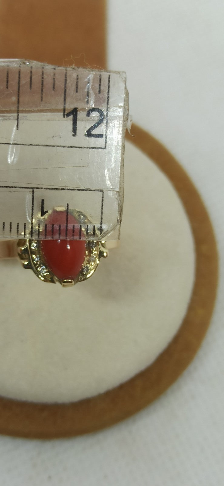 Anello da donna oro giallo 18 kt con corallo rosso del mediterraneo e diamanti .