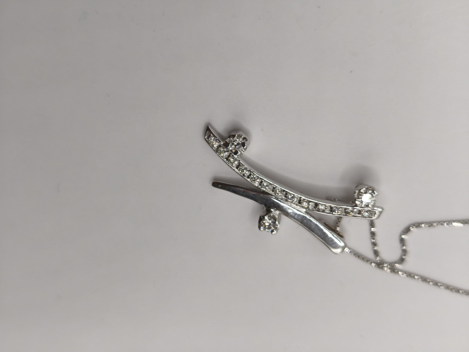 Collana Trilogy  oro bianco 18 Kt Impreziosita con altri 13 Diamanti più piccoli