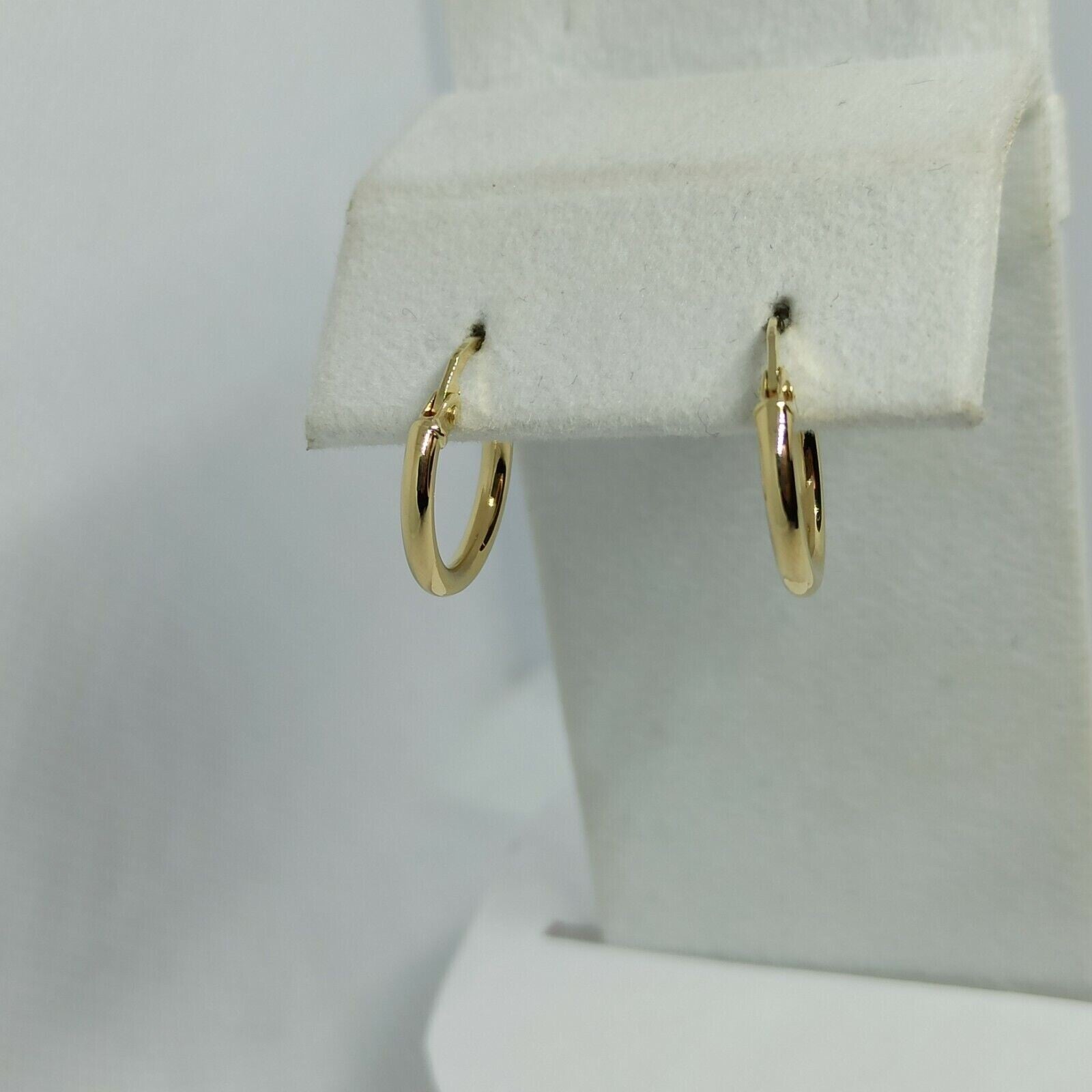 Orecchini cerchi tubolari in oro giallo 18 kt lucido diametro esterno 13 mm.