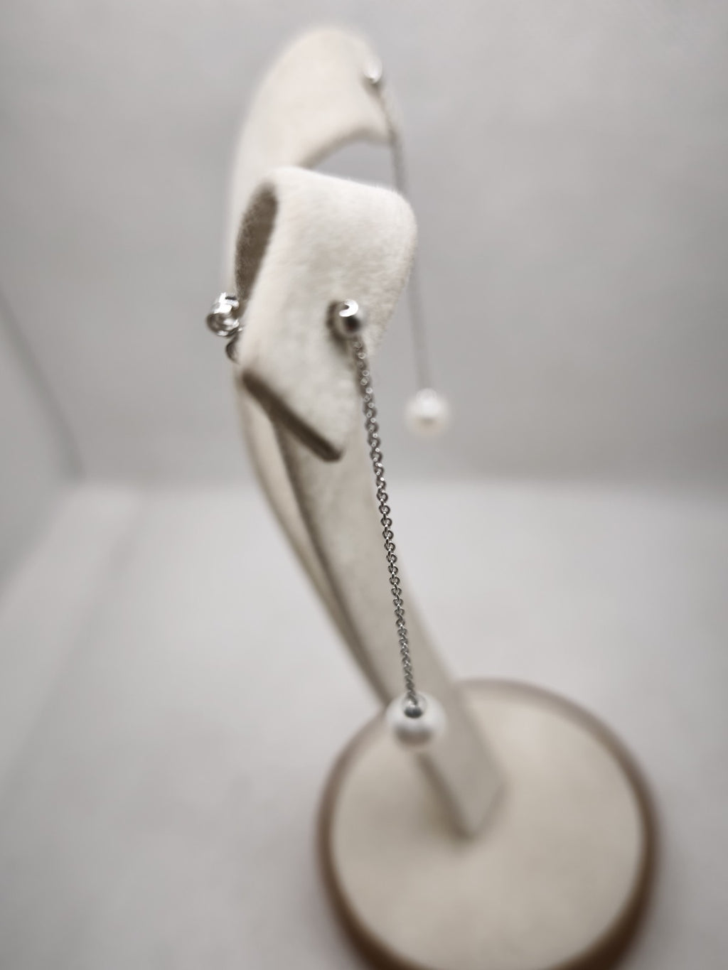 Orecchino Pendente 5,5 Cm in oro 18 kt  perla naturale d'acqua dolce 7-7/5 mm.