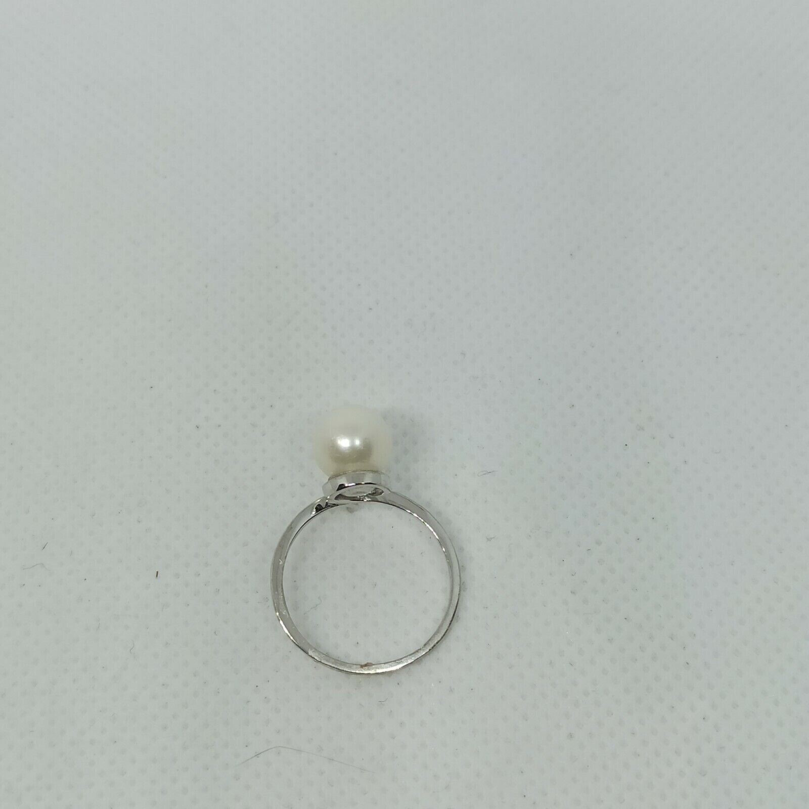 Anello in oro 18 kt  perla naturale d'acqua dolce 8-8/5 mm.