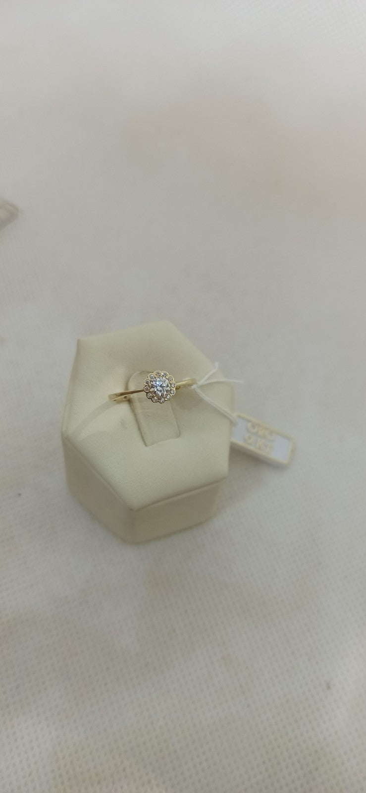 Anello solitario  in oro giallo 9  kt con zirconi.