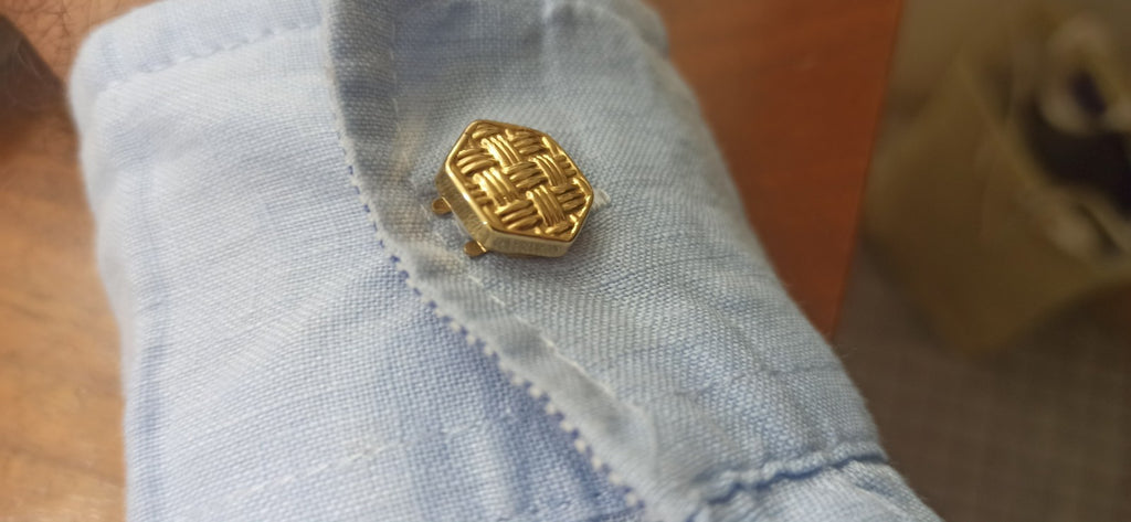 Copribottone Per Camicia Forma Esagonale  In Oro Giallo 18 Kt Lucido Lavorato.