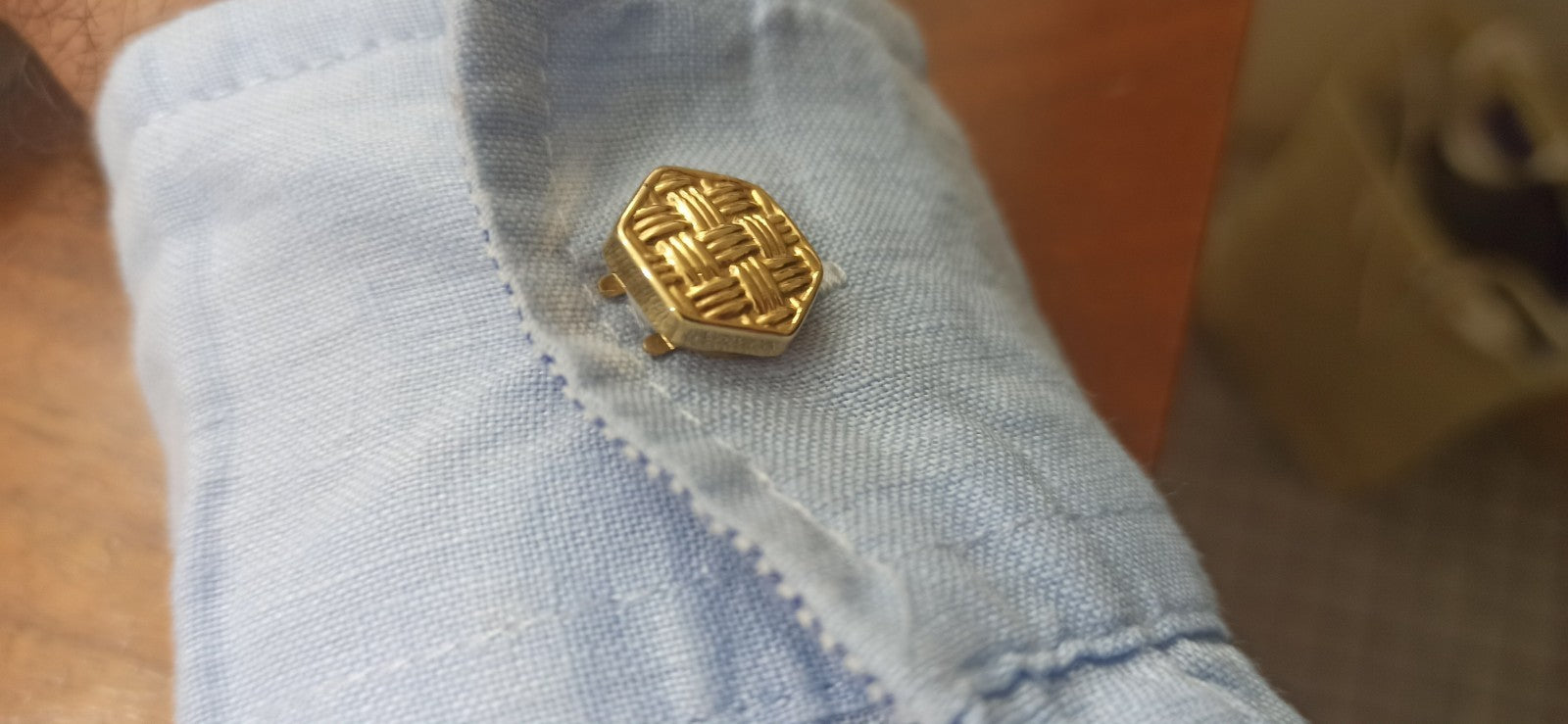 Copribottone Per Camicia Forma Esagonale  In Oro Giallo 18 Kt Lucido Lavorato.