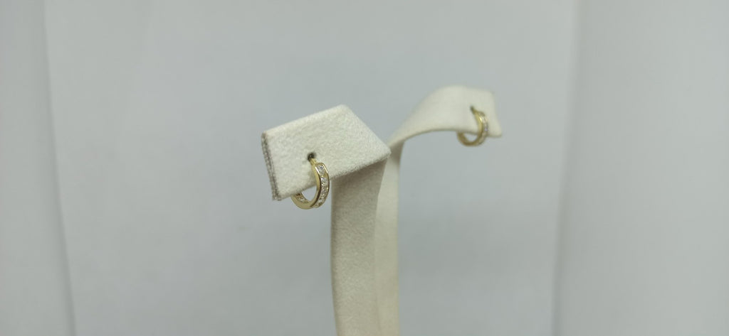 Orecchini cerchi in  oro giallo 18 kt lucido e zirconi bianchi .