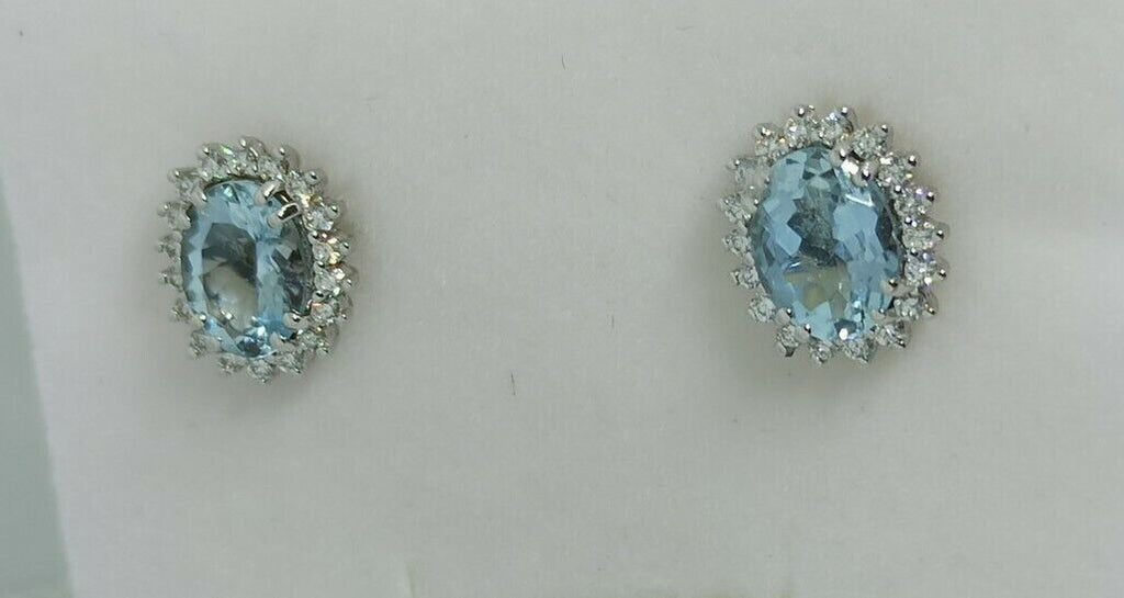 Orecchini in oro bianco 18 kt con acquamarina ovale contornata da diamanti .