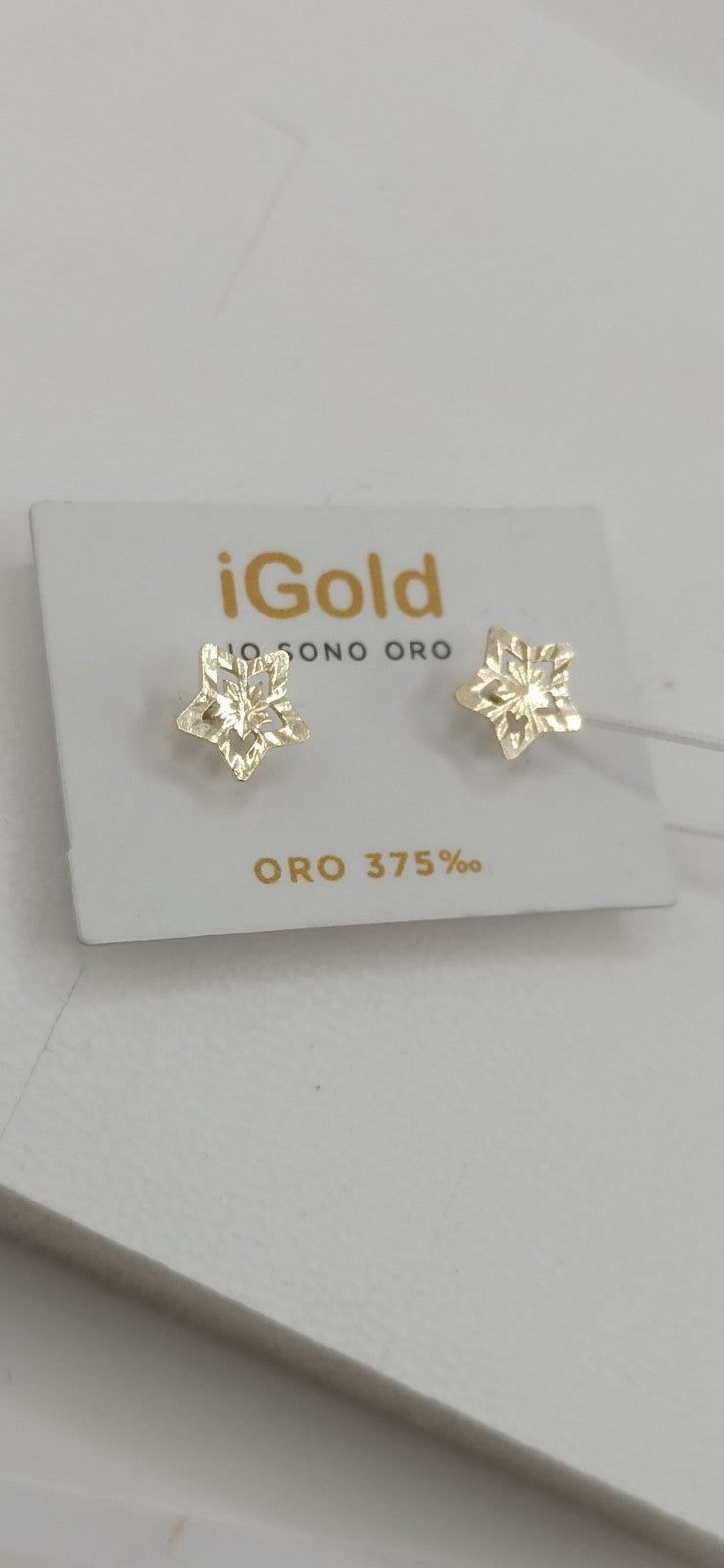 Orecchini in oro giallo 9 kt lucido ed inciso modello stella