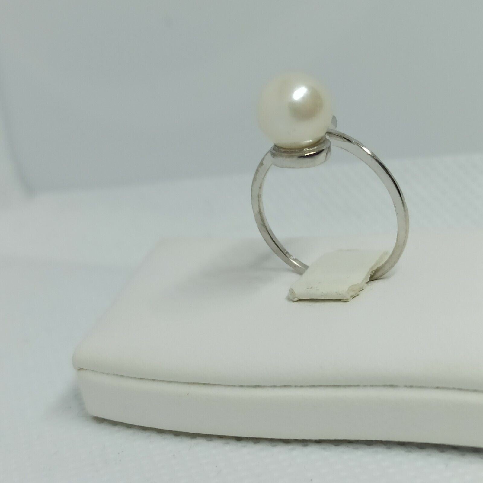 Anello in oro 18 kt  perla naturale d'acqua dolce 8-8/5 mm.