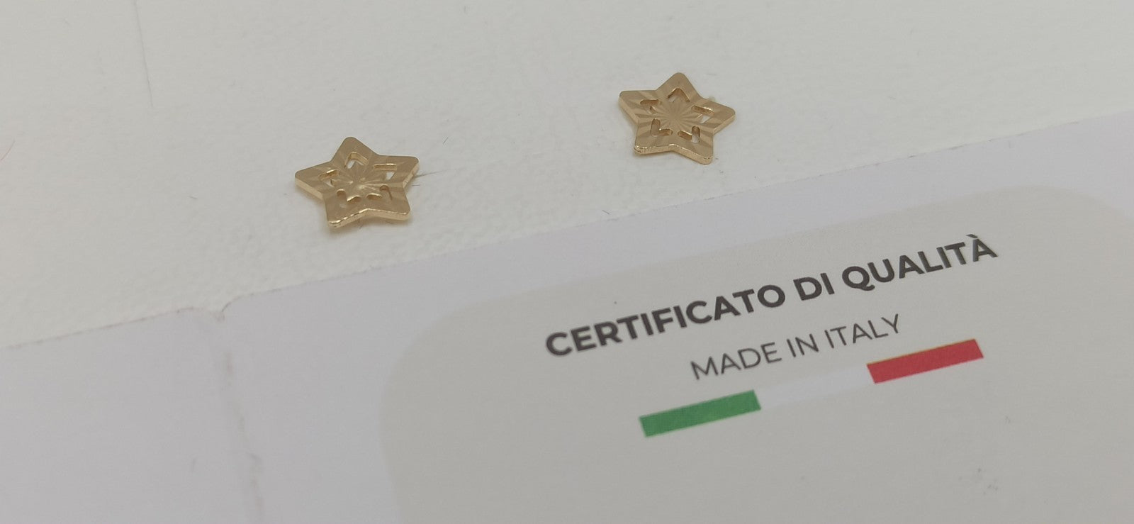 Orecchini in oro giallo 9 kt lucido ed inciso modello stella