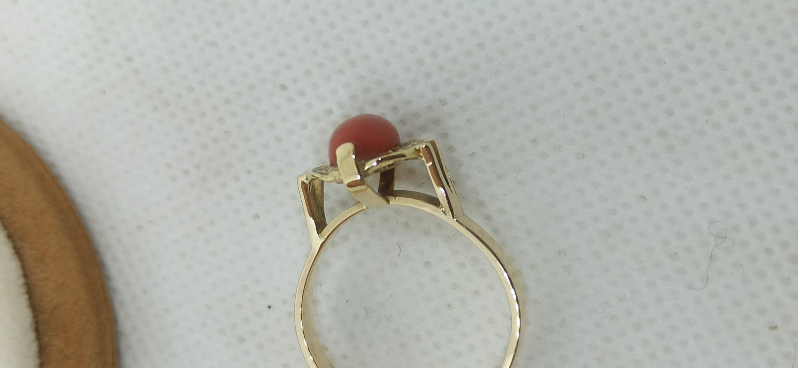 Anello da donna oro giallo 18 kt con corallo rosso del mediterraneo e diamanti .