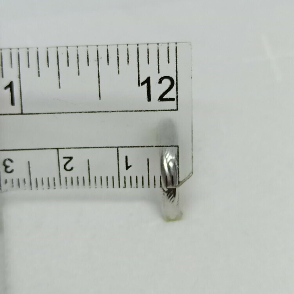 Orecchini a cerchi oro bianco 18 kt  con lavorazione a rilievo e incisioni.