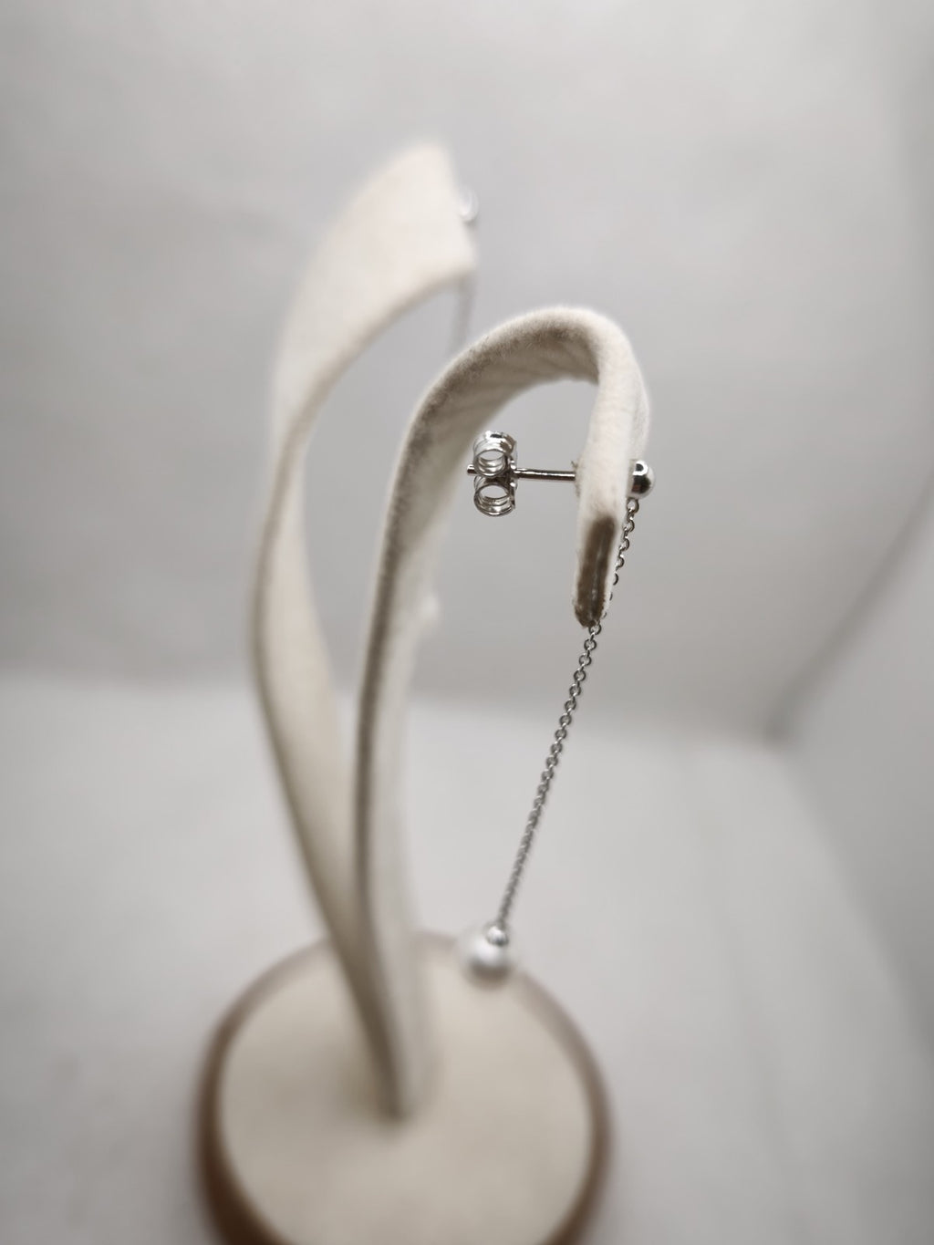 Orecchino Pendente 5,5 Cm in oro 18 kt  perla naturale d'acqua dolce 7-7/5 mm.