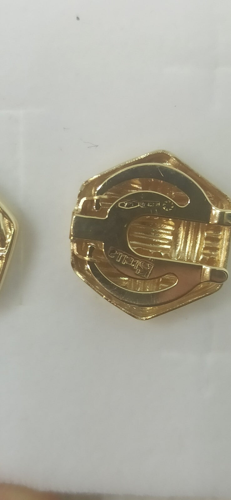 Copribottone Per Camicia Forma Esagonale  In Oro Giallo 18 Kt Lucido Lavorato.