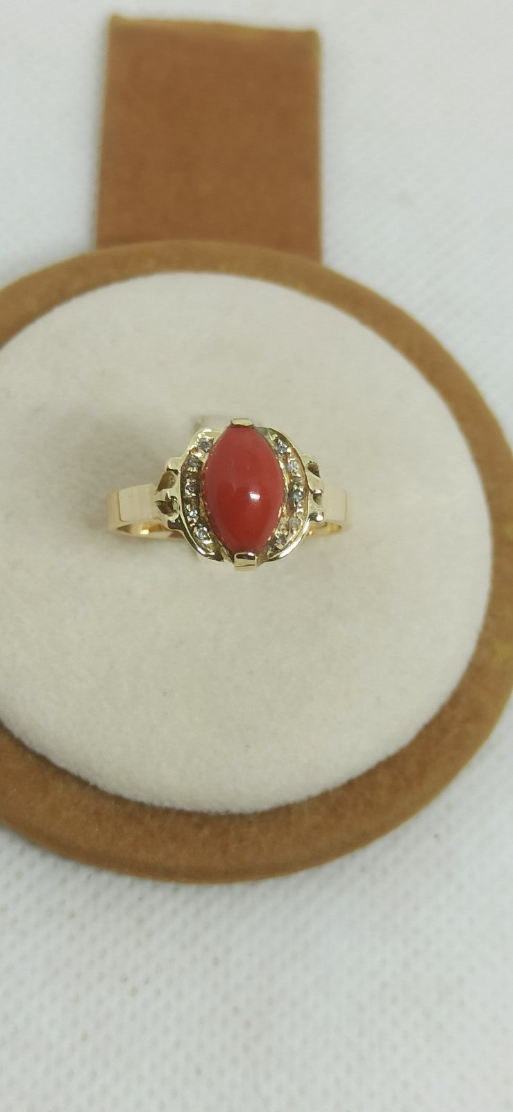 Anello da donna oro giallo 18 kt con corallo rosso del mediterraneo e diamanti .