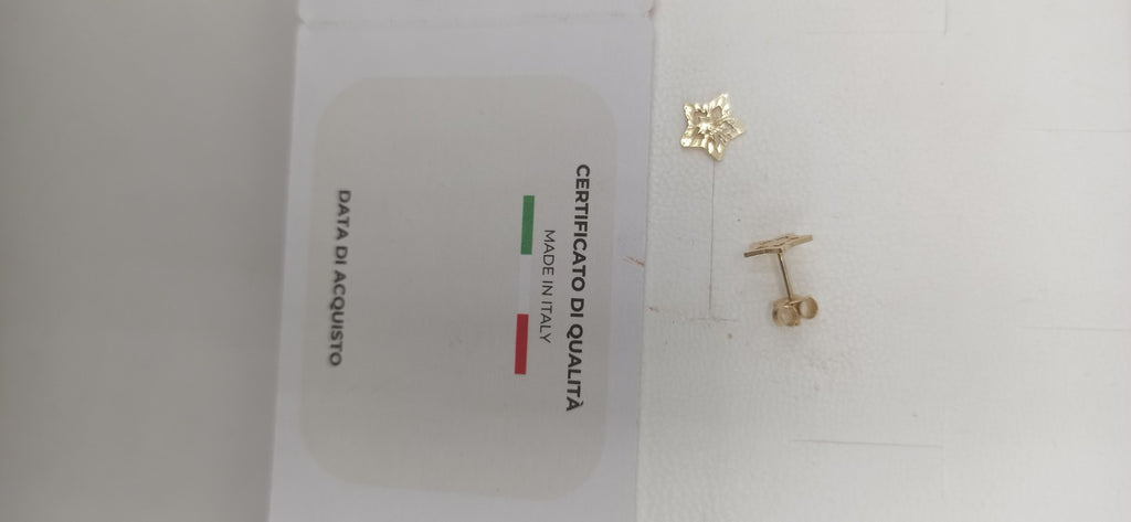 Orecchini in oro giallo 9 kt lucido ed inciso modello stella