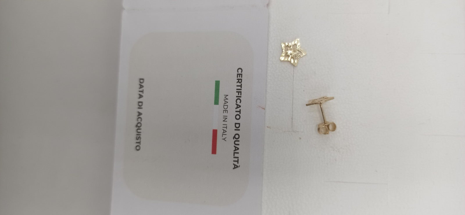 Orecchini in oro giallo 9 kt lucido ed inciso modello stella