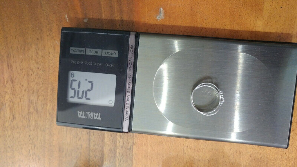 Anello ondulato moderno in oro bianco 18 kt con zirconi.