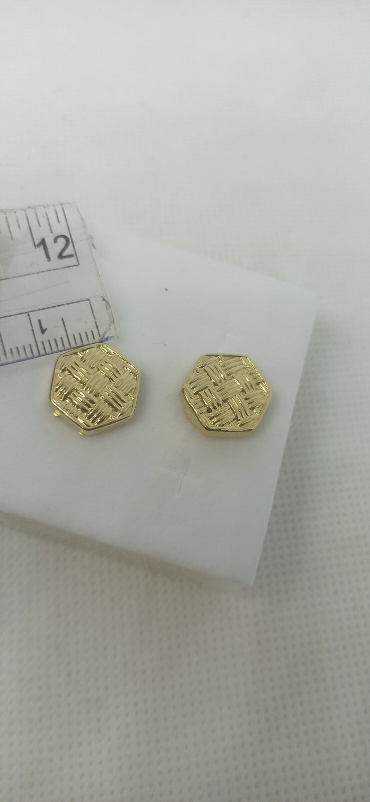 Copribottone Per Camicia Forma Esagonale  In Oro Giallo 18 Kt Lucido Lavorato.