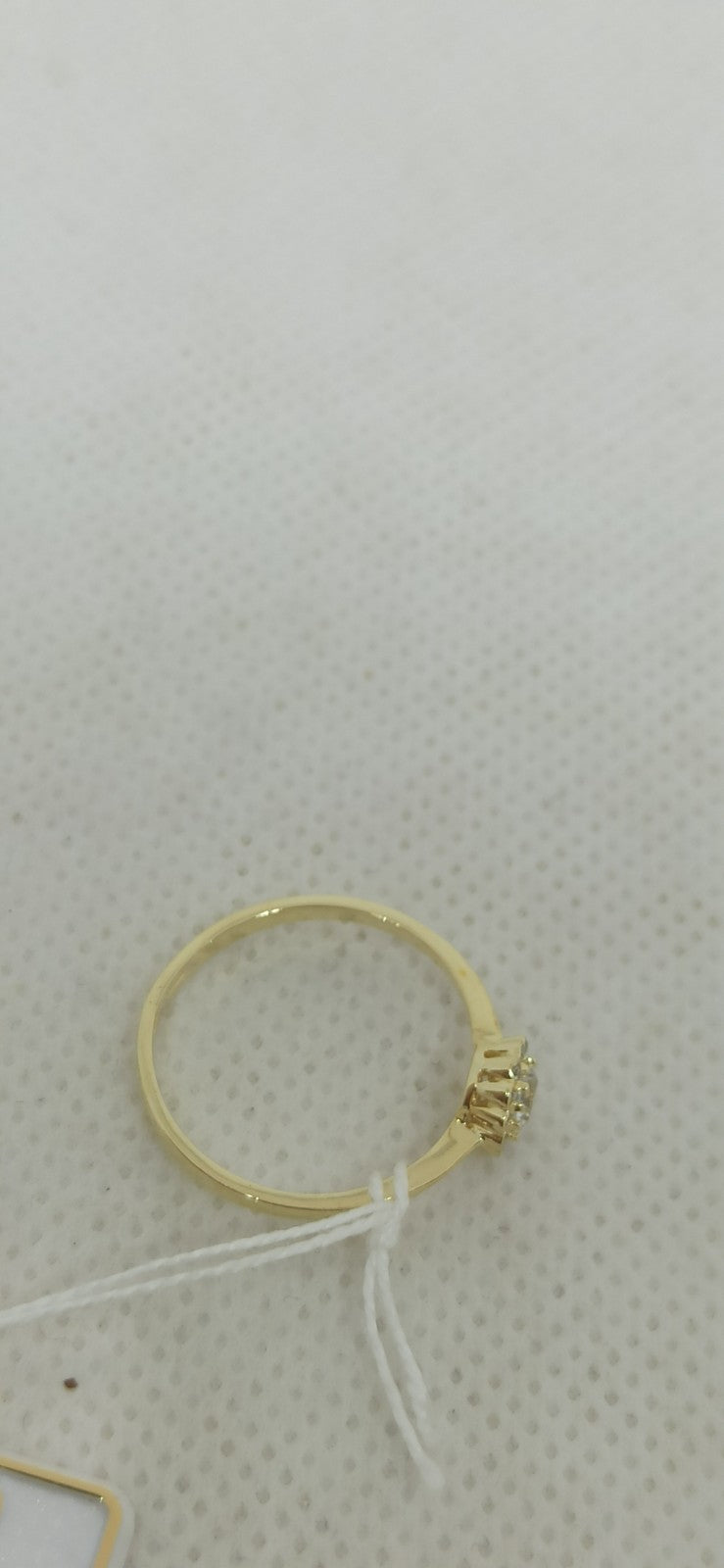 Anello solitario  in oro giallo 9  kt con zirconi.