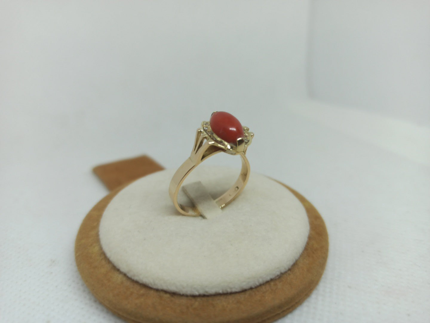 Anello da donna oro giallo 18 kt con corallo rosso del mediterraneo e diamanti .