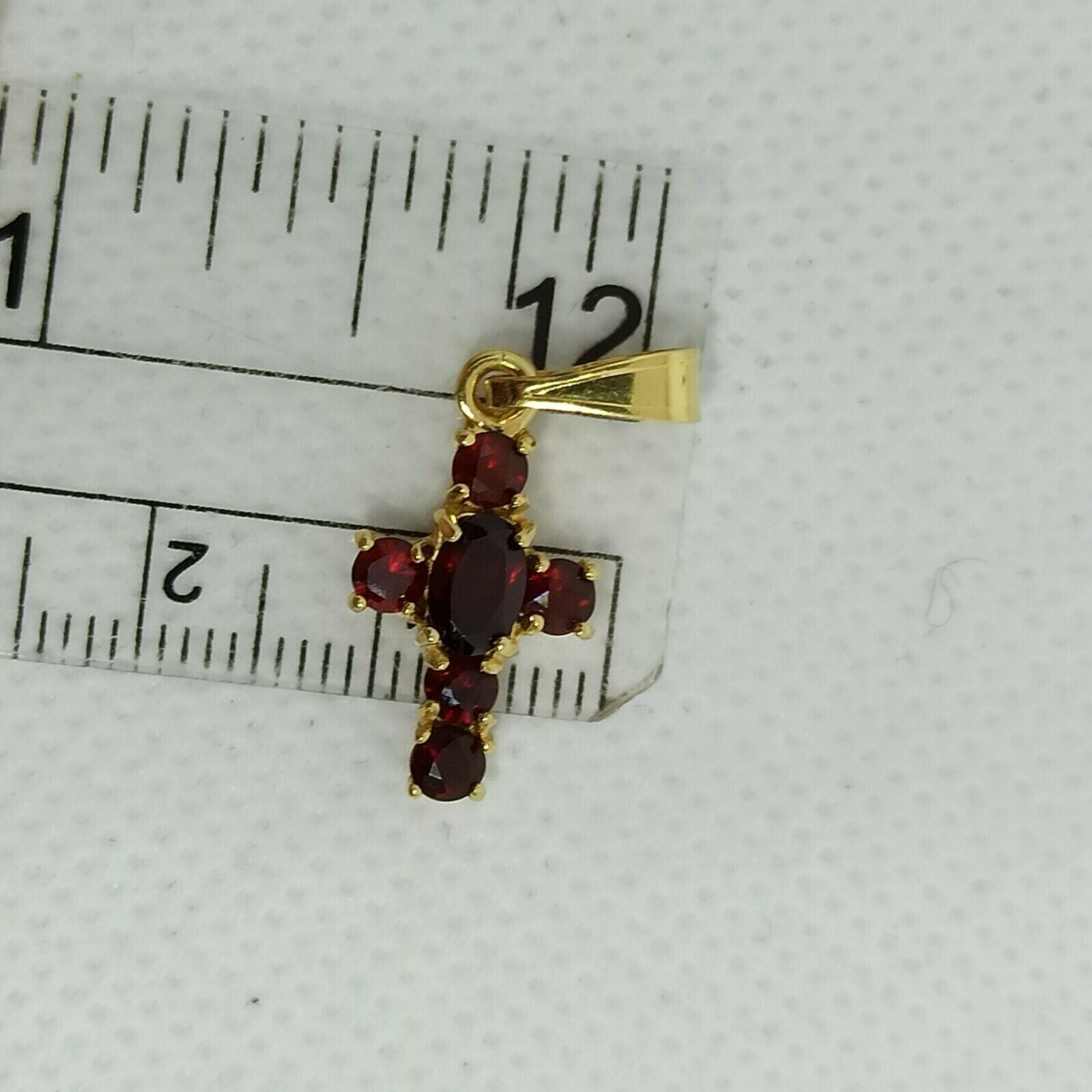 Croce in oro giallo  18 kt pendente con granato.