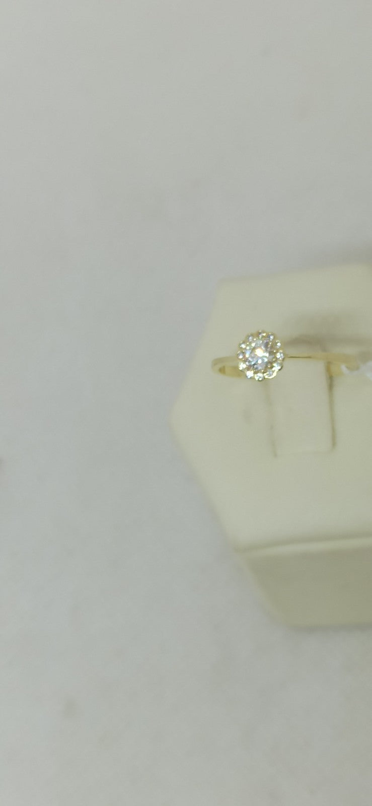 Anello solitario  in oro giallo 9  kt con zirconi.