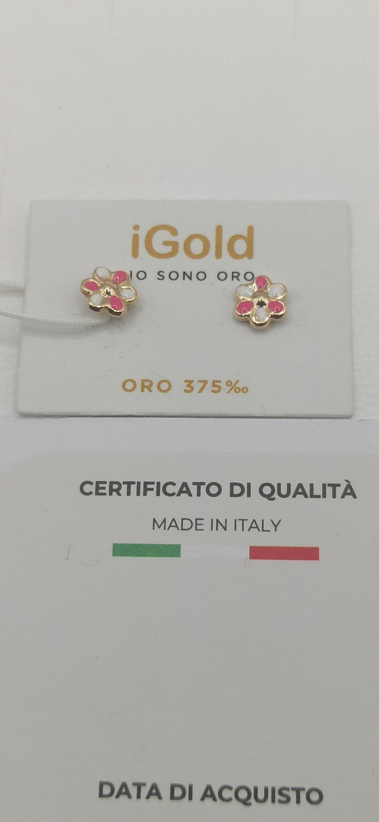Orecchini in oro giallo lucido  9 kt con fiori e smalti bianchi e rosa.