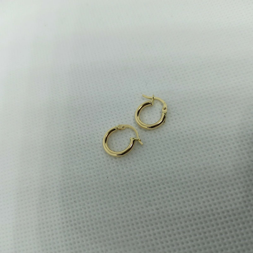 Orecchini cerchi tubolari in oro giallo 18 kt lucido diametro esterno 13 mm.