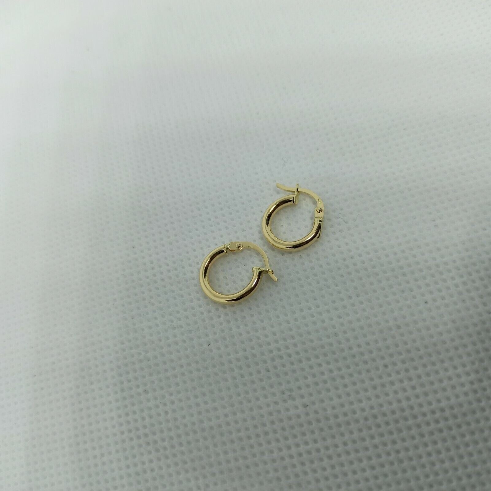 Orecchini cerchi tubolari in oro giallo 18 kt lucido diametro esterno 13 mm.