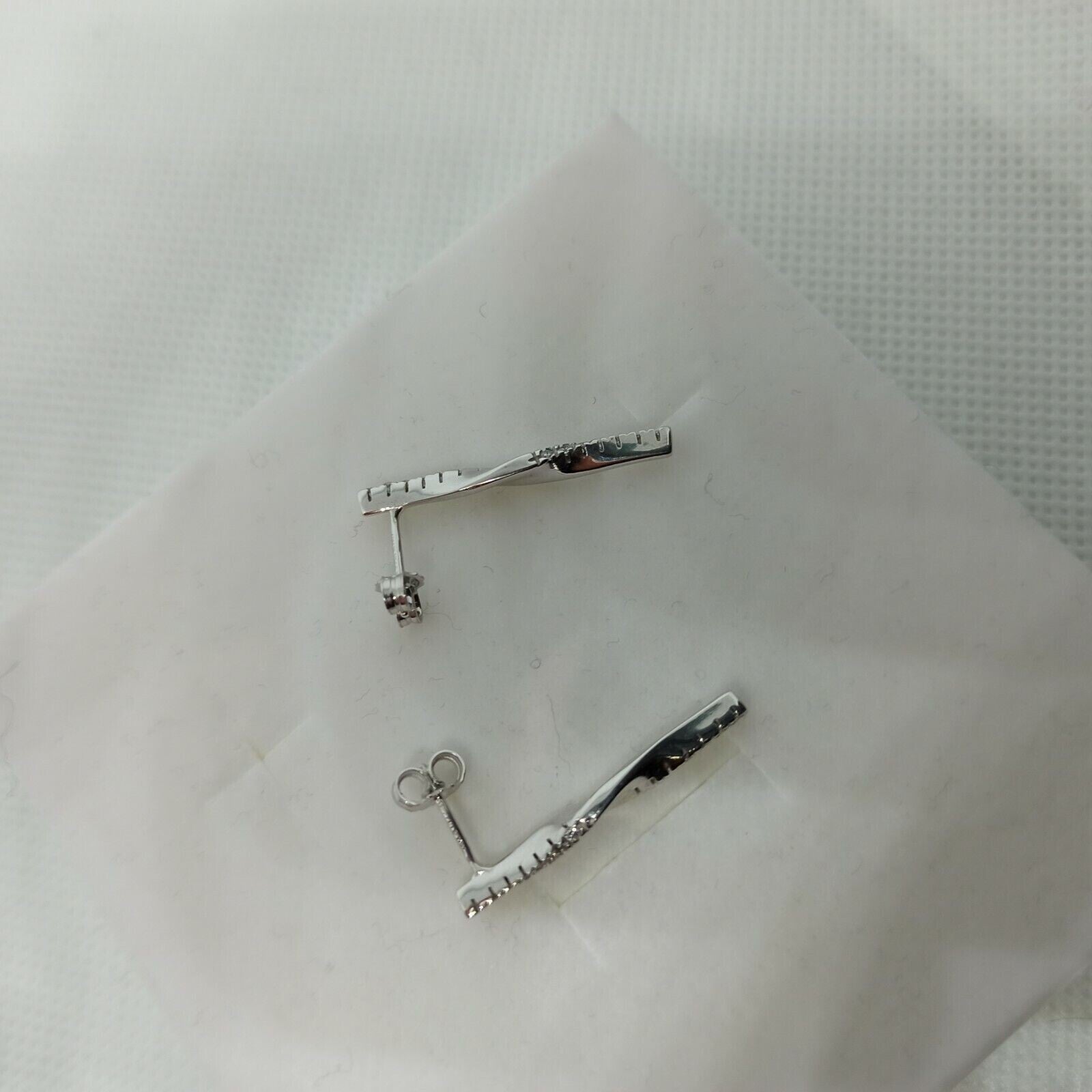 Orecchini a pendenti torchon in oro bianco lucido con zirconi