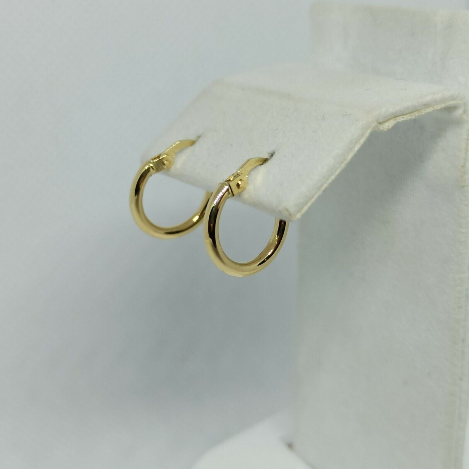 Orecchini cerchi tubolari in oro giallo 18 kt lucido diametro esterno 13 mm.