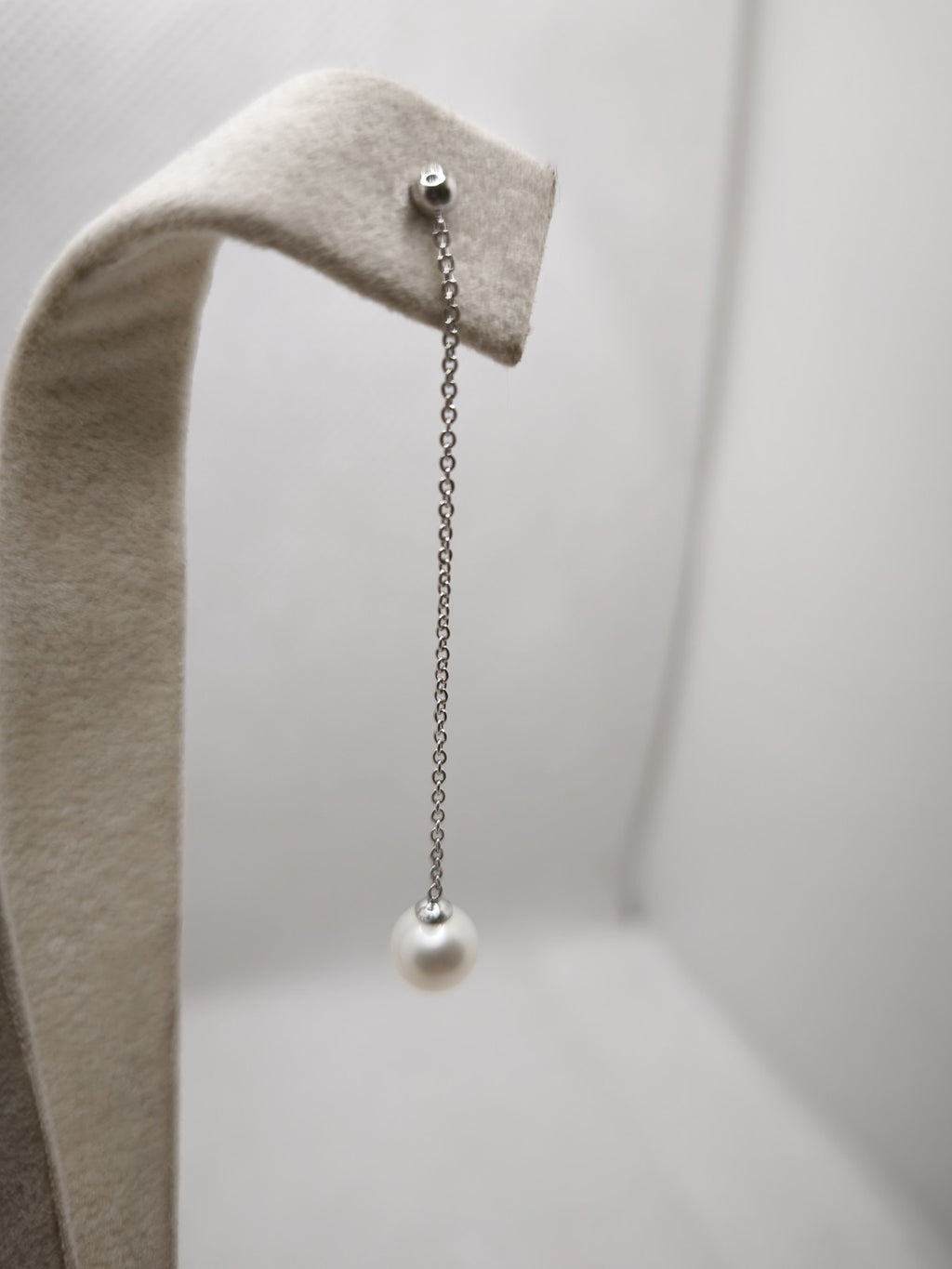 Orecchino Pendente 5,5 Cm in oro 18 kt  perla naturale d'acqua dolce 7-7/5 mm.