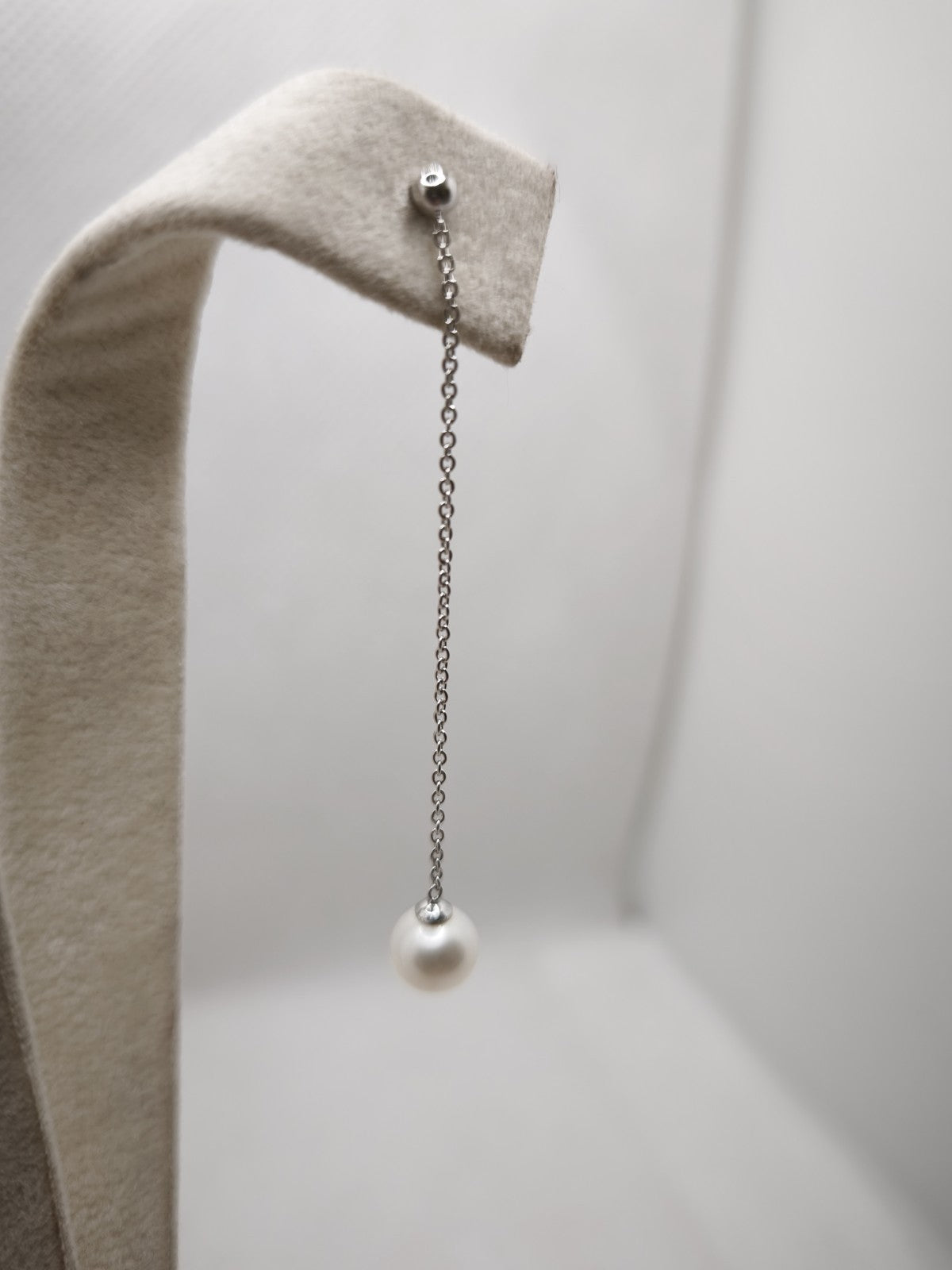 Orecchino Pendente 5,5 Cm in oro 18 kt  perla naturale d'acqua dolce 7-7/5 mm.