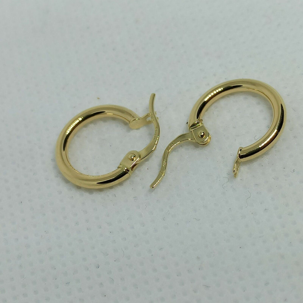 Orecchini cerchi tubolari in oro giallo 18 kt lucido diametro esterno 13 mm.