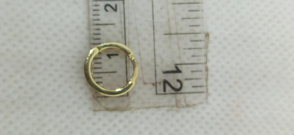 Orecchini cerchi in  oro giallo 18 kt lucido e zirconi bianchi .