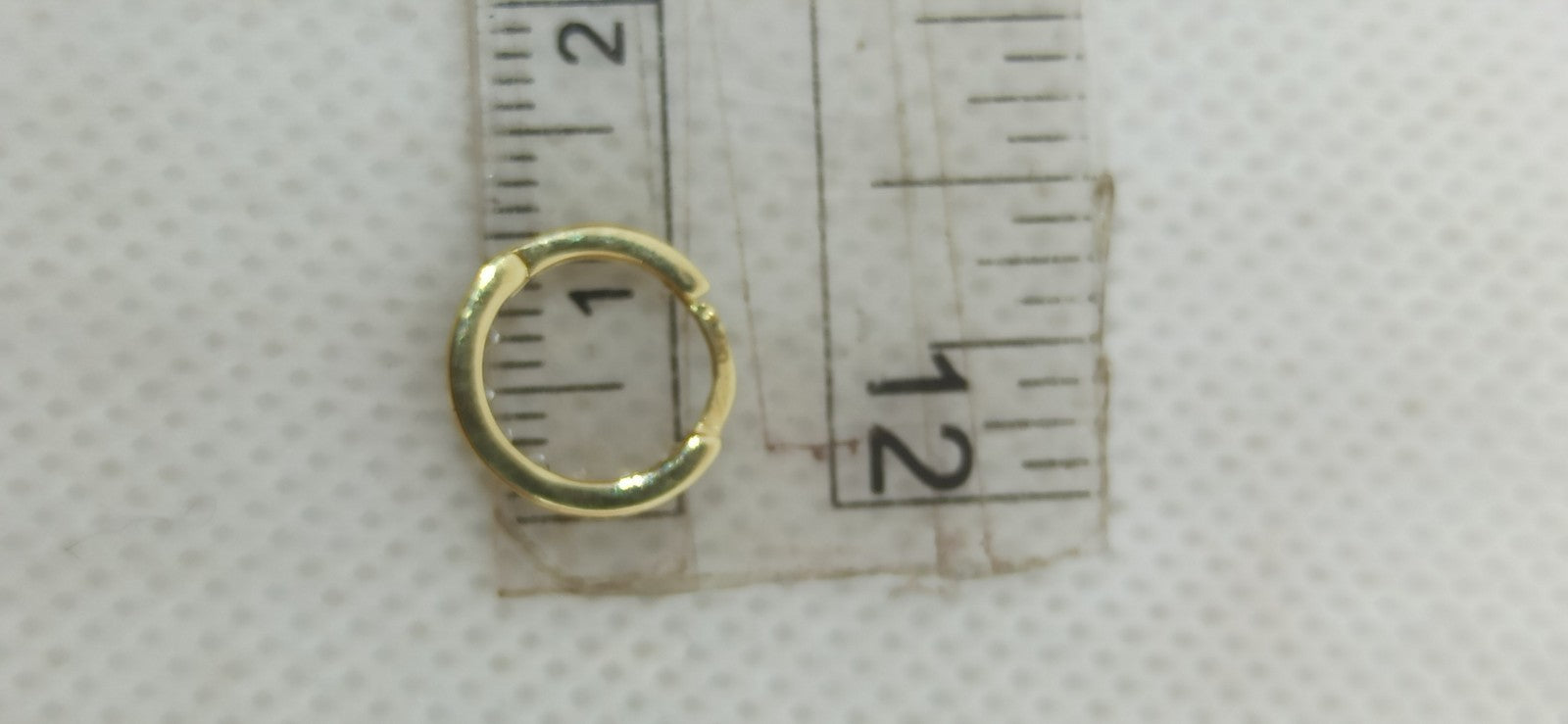 Orecchini cerchi in  oro giallo 18 kt lucido e zirconi bianchi .